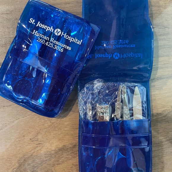 New Nail Manicure Travel Kit - Picture 3 of 6